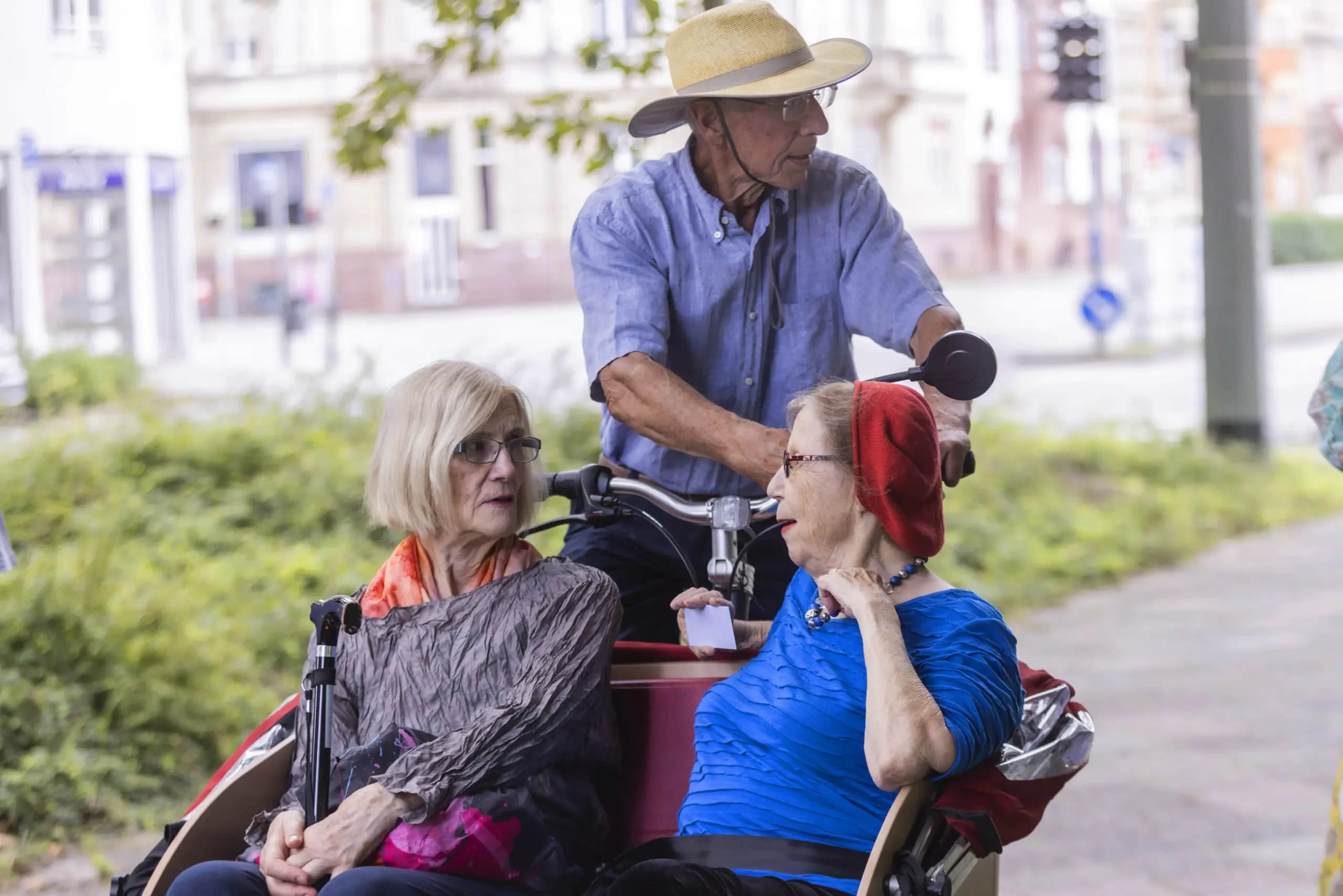 Quelle: BLV Zwei Frauen sitzen in einer Rikscha, ein Mann mit großem Sonnenhut sitzt hinter dem Lenker.