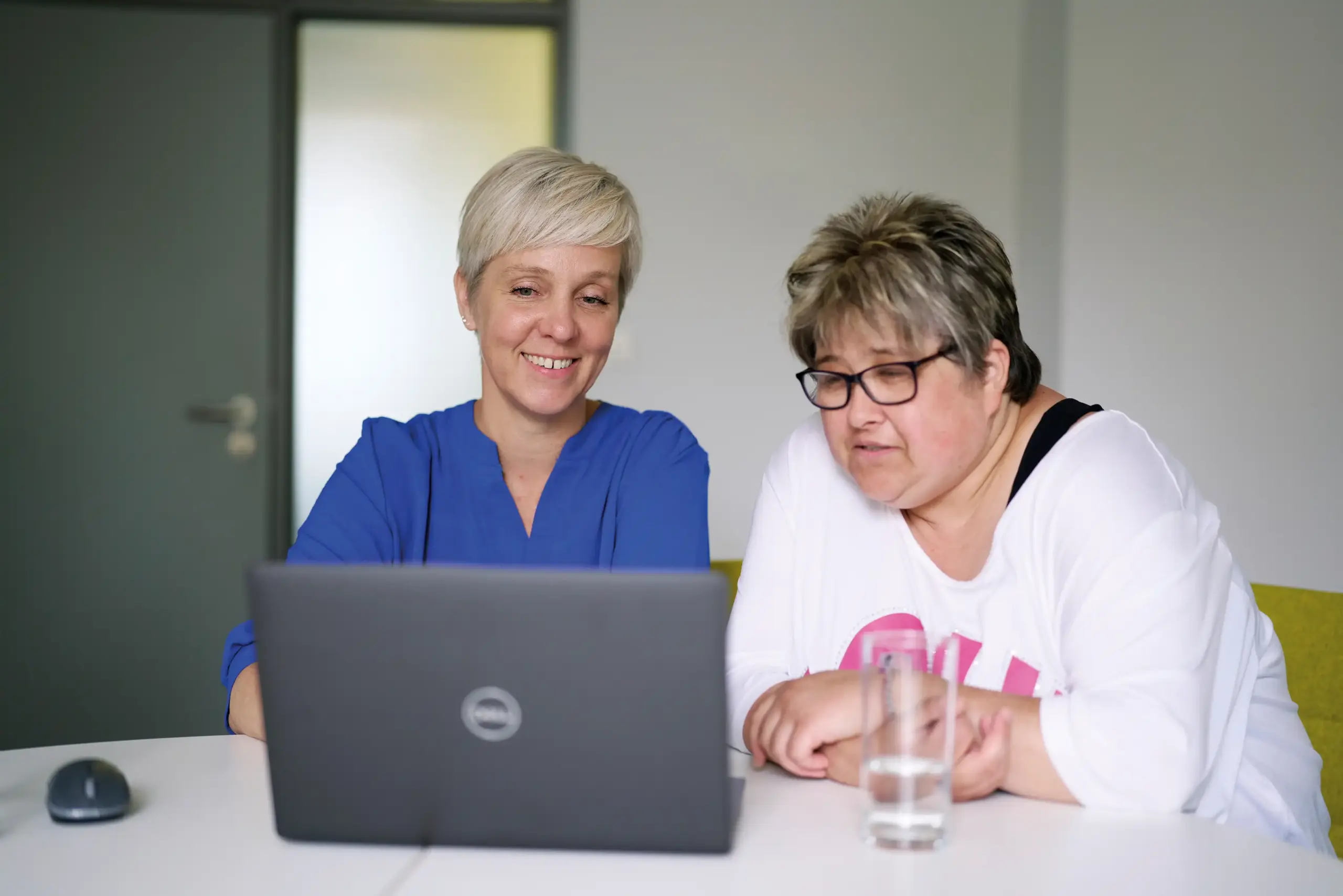 Quelle: BLV Zwei Frau sitzen an einem Tisch und schauen auf den Bildschirm eines Laptops. Sie lachen.