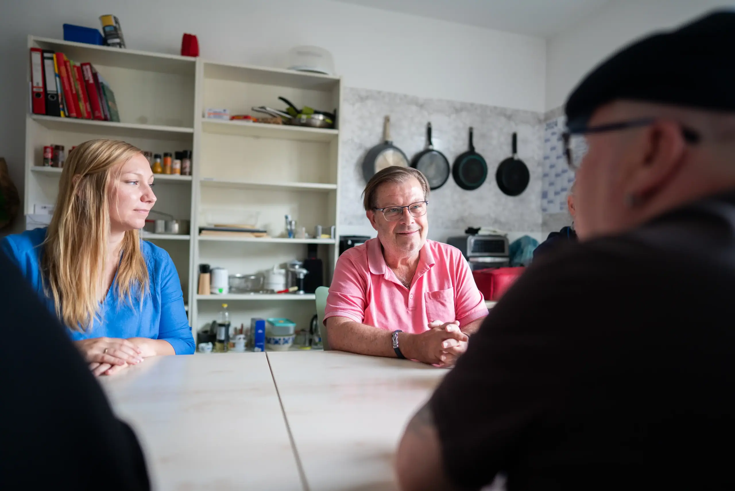 Quelle: BLV Mehrere Personen sitzen an einem Tisch und unterhalten sich.