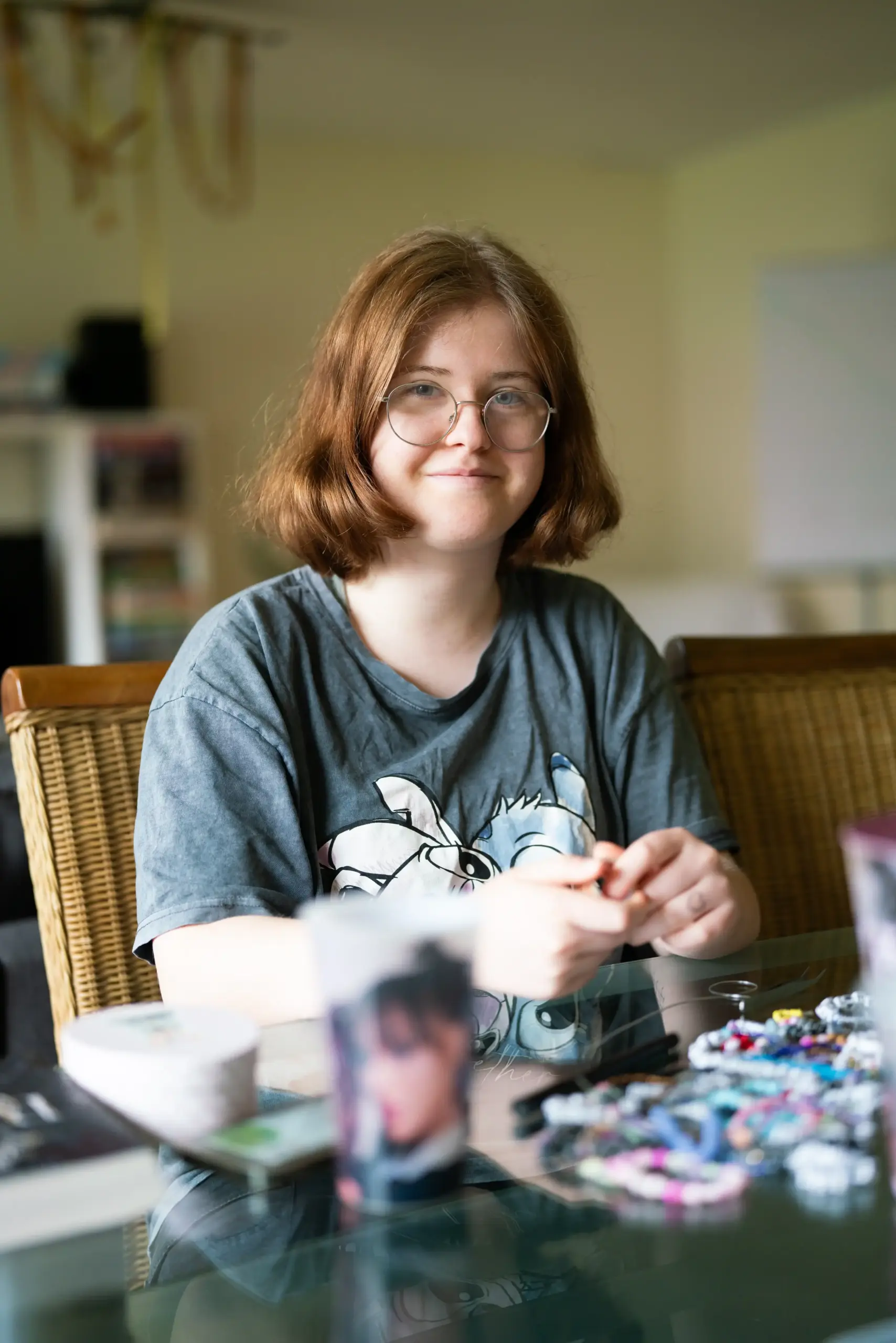 Quelle: BLV Eine junge Frau sitzt an einem Tisch und stellt Armkettchen her. Sie lächelt in die Kamera.