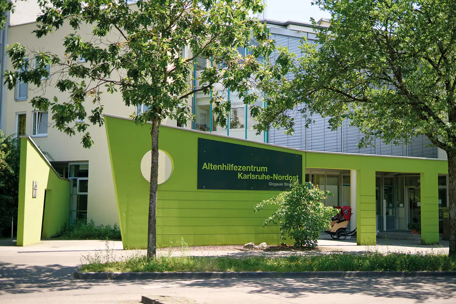 Der Eingang des Altenhilfezentrums Karlsruhe-Nordost.