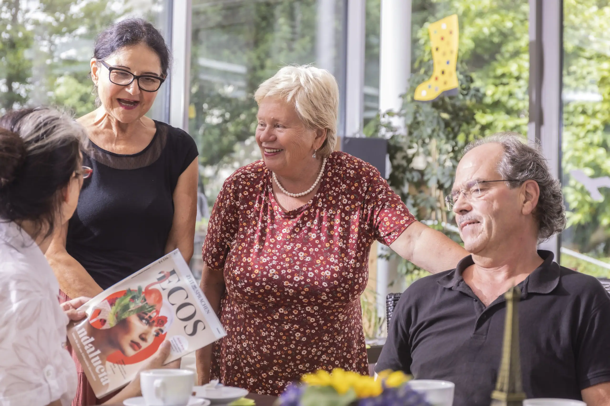 Drei Frauen und ein Mann im Gespräch.