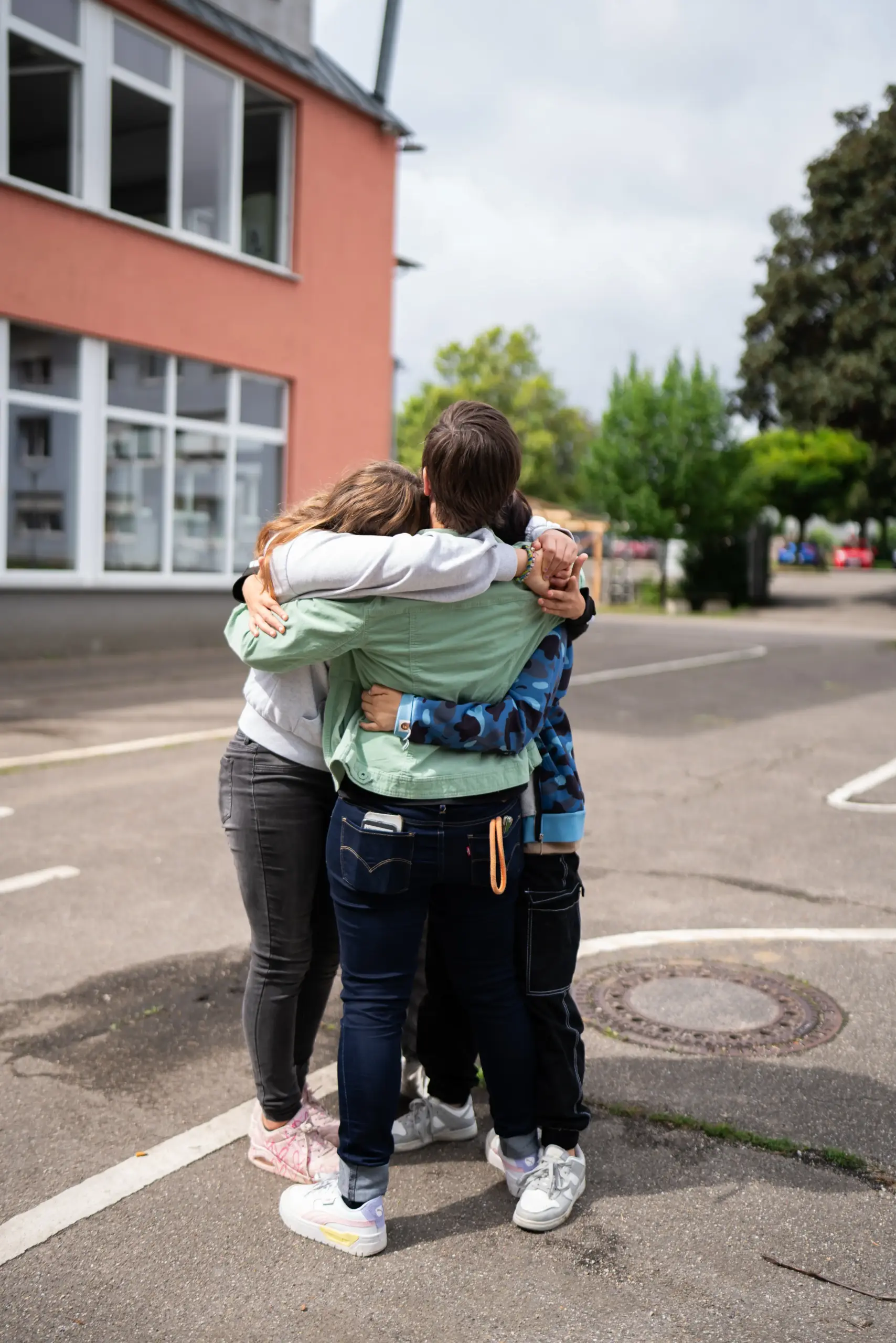 Quelle: BLV Eine Frau umarmt drei Kinder.