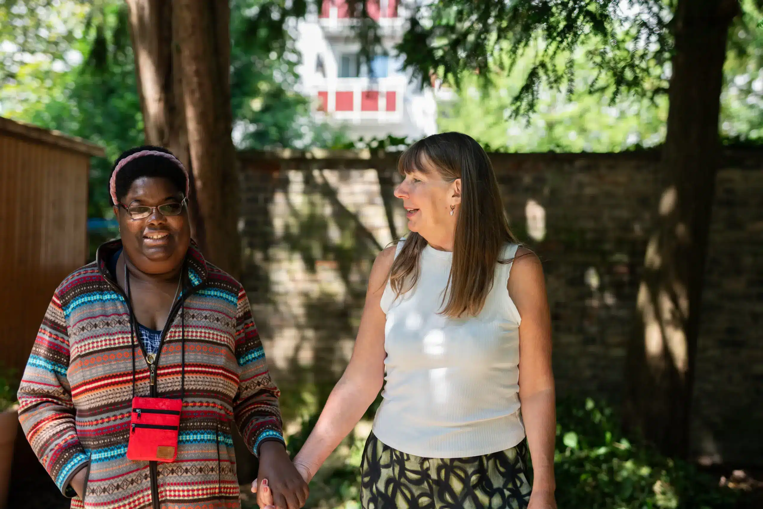 Quelle: BLV Zwei Frau gehen nebeneinander her und halten Hände. Sie reden miteinander und lachen.