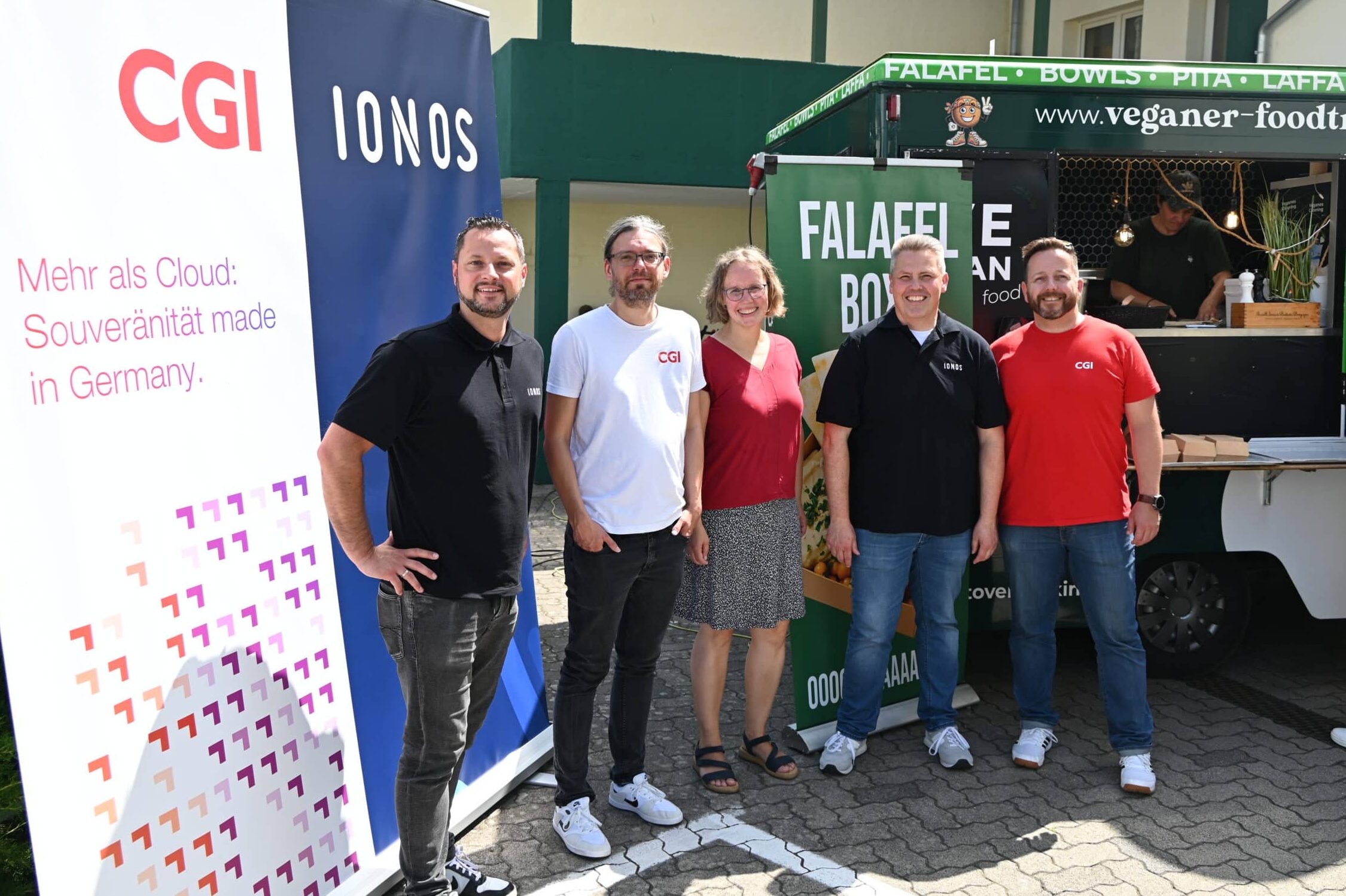 Quelle: BLV Fünf Personen stehen vor dem Foodtruck und einem großen Aufsteller. Sie lächeln in die Kamera. Von links nach rechts: Tim Kartali von IONOS, Marco de Friend von CGI, Christina Fleischer die stellvertretende Einrichtungsleitung im Martinshaus, Jens Büttner von IONOS und Frank Scherrer von CGI
