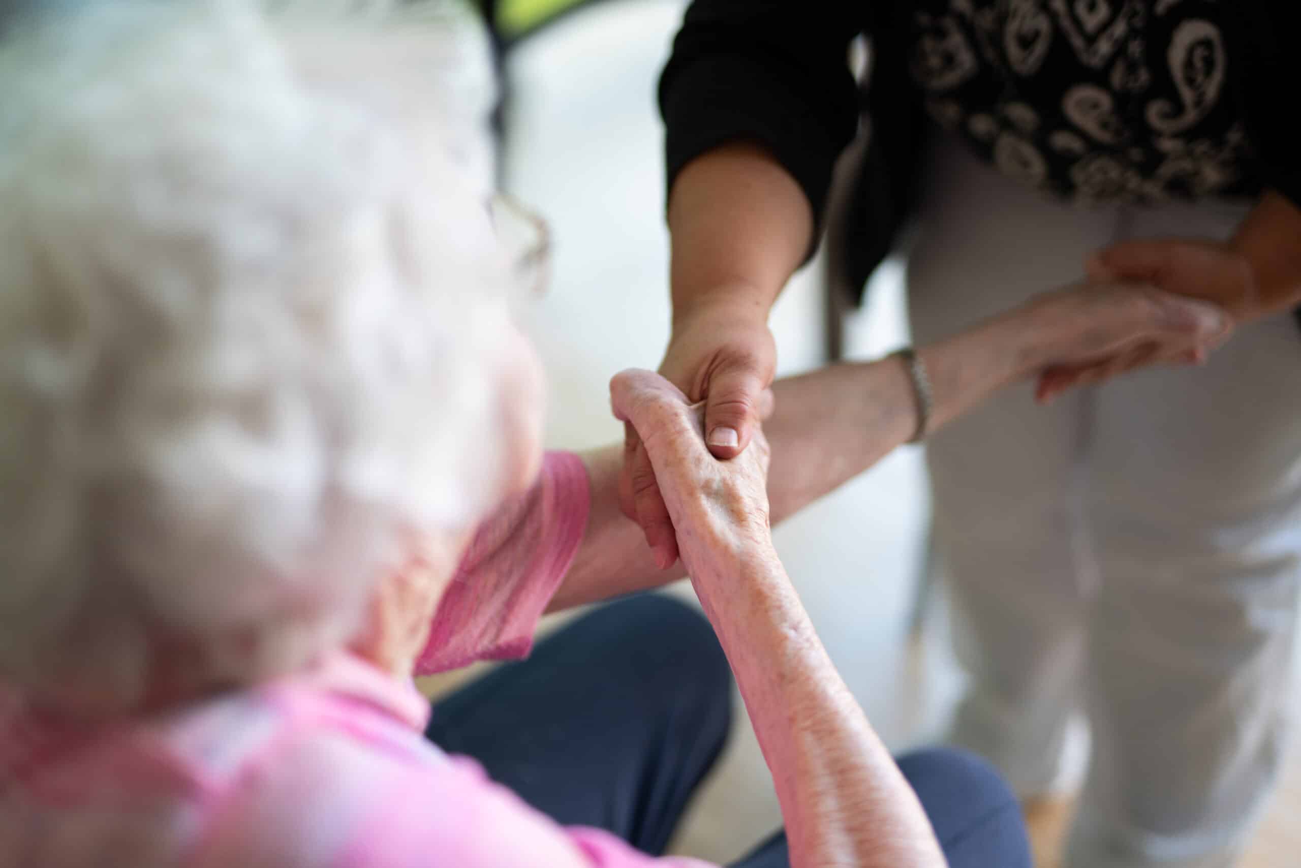 Zwei Personen geben sich die Hände.