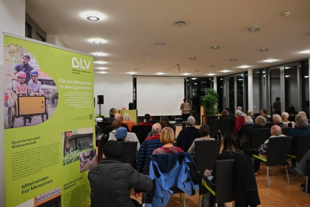 Quartiersmitarbeiterin Monika Scheytt begrüßt die Besucherinnen und Besucher für den gemeinsamen Filmabend mit dem Film Ich, Daniel Blake.