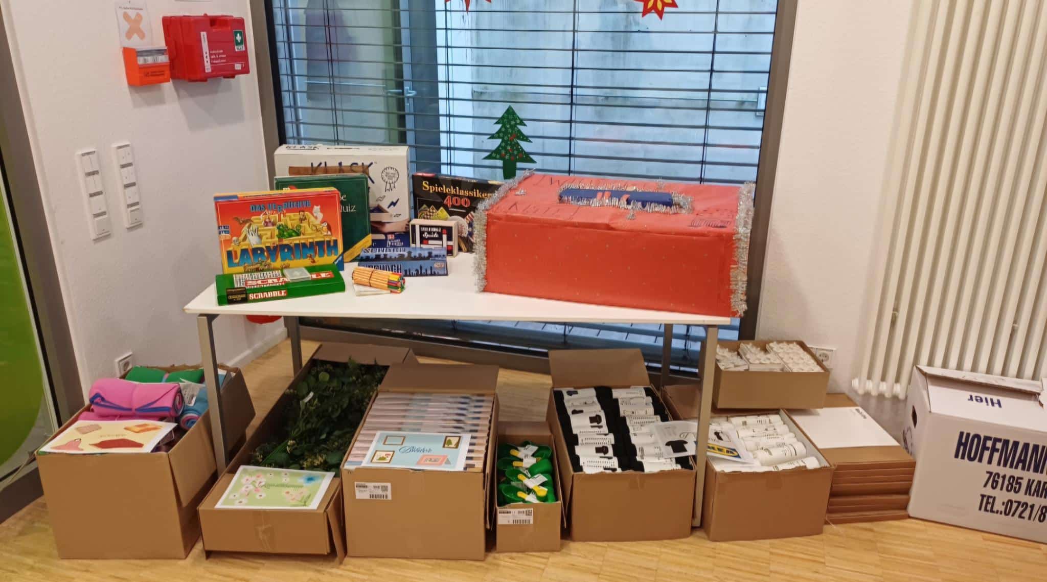 Weihnachtsgeschenke liegen auf einem Tisch.