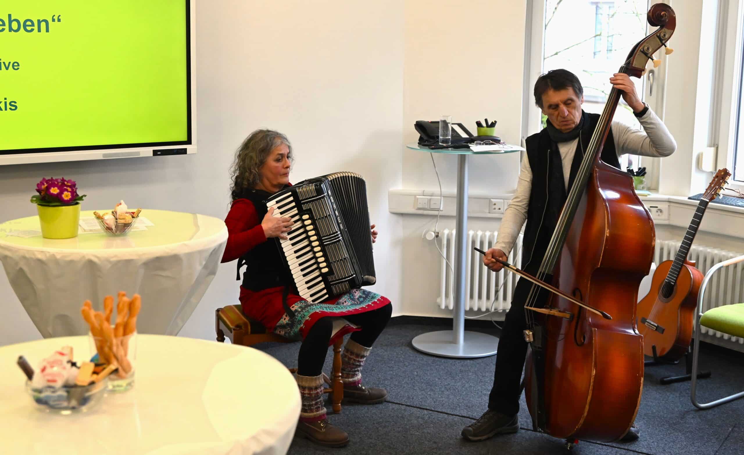 Musikalisch begleitet Helga Betsarkis die Vernissage am Akkordeon, gemeinsam mit Boris Reznik am Kontrabass.