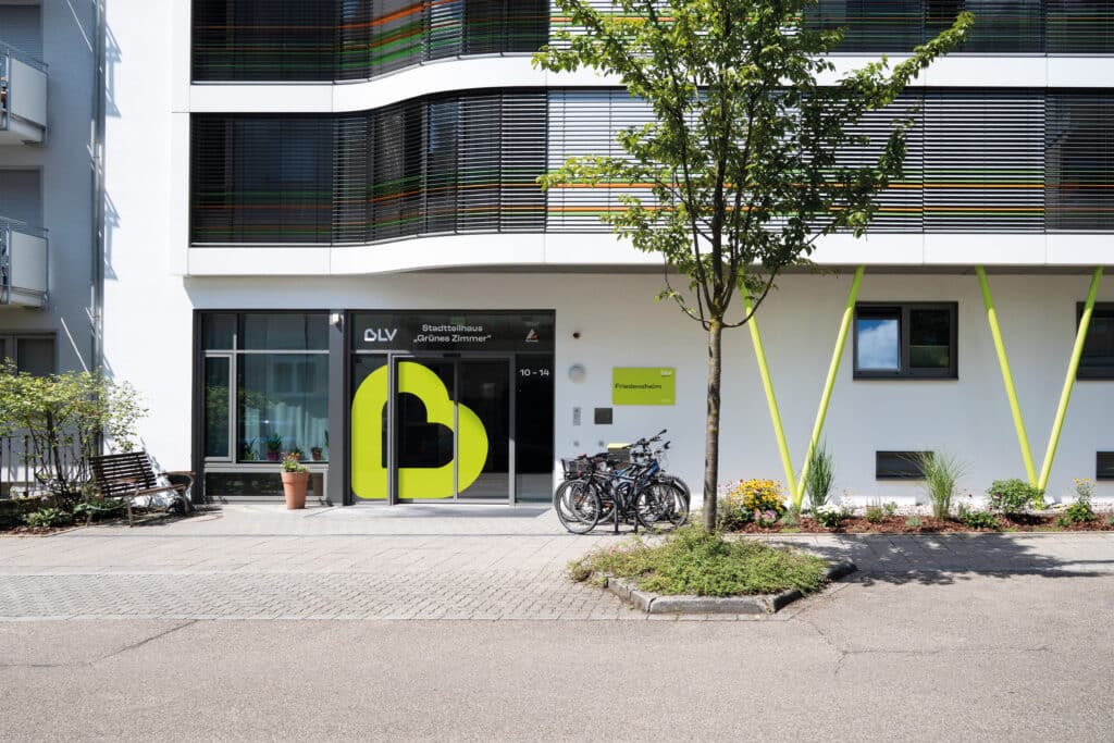 Das Friedensheim von der Straße aus betrachtet.